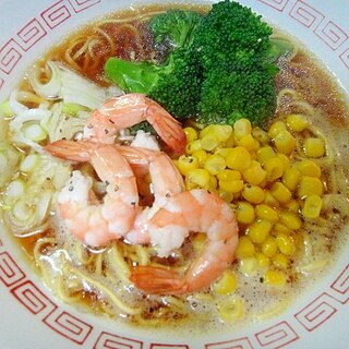 ブロッコリーと海老コーンのカラフル醤油ラーメン